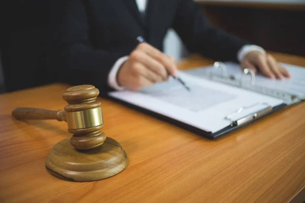 Ofiste tabloda çalışma avukat. Danışman avukat, attorn