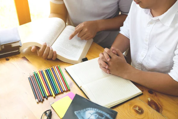 Estudiantes ayuda amigo enseñanza y aprendizaje tema adicional i —  Fotos de Stock