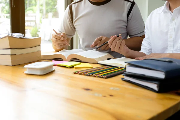 Estudantes ajuda amigo ensino e aprendizagem assunto adicional i — Fotografia de Stock