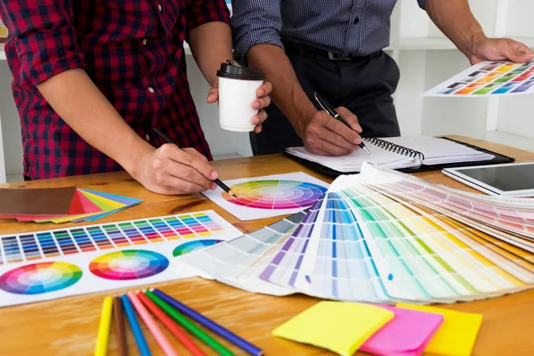Diseñadores gráficos eligen colores de las muestras de bandas de color para — Foto de Stock