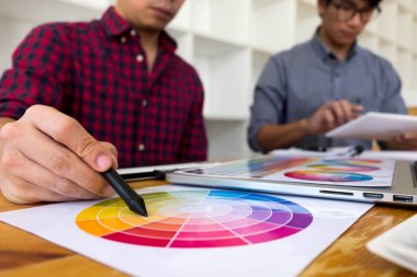 Grafik tasarımcıları için renk bantları örneklerinden renkleri seçin