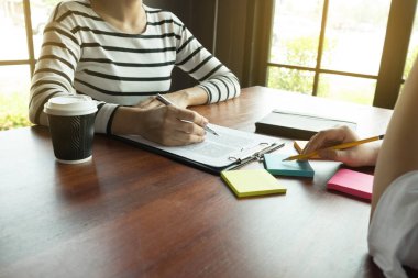Kadın meslektaşı ile yeni başlangıç projesi hakkında söz. İş 