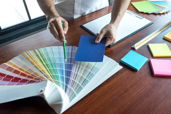 Diseñador gráfico elegir colores de las muestras de bandas de color para —  Fotos de Stock