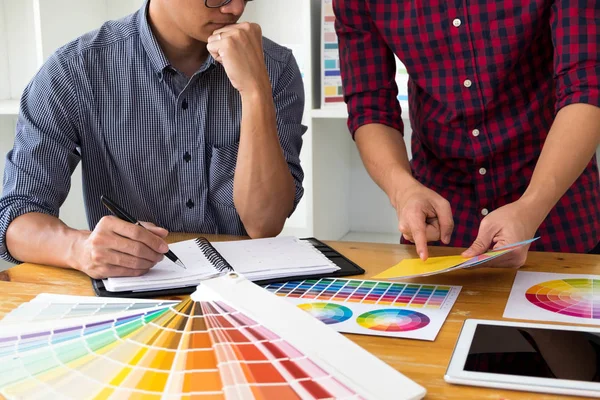 Grafiker wählen Farben aus den Farbbändern Muster für — Stockfoto