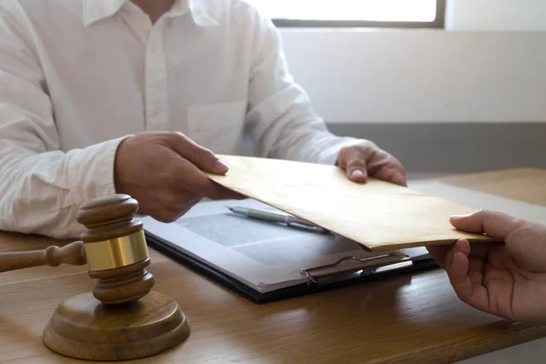Advokaten skickar ett kontrakt dokument till klienten i office. konsult — Stockfoto