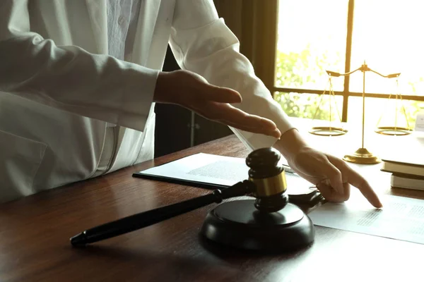 Rechtsanwalt, der mit einem Mandanten auf dem Tisch im Büro arbeitet. Nachteile — Stockfoto