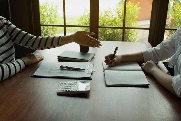 Mujer hablando con su colega sobre el nuevo proyecto de startup.Negocio — Foto de Stock