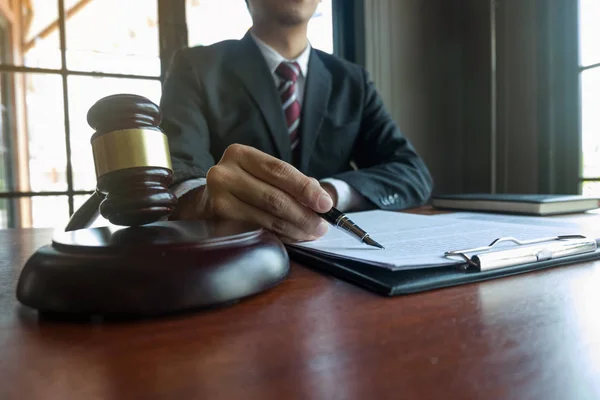 Advogado que trabalha com papéis contratuais na mesa do escritório. contras — Fotografia de Stock