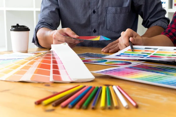 Diseñadores gráficos eligen colores de las muestras de bandas de color para — Foto de Stock