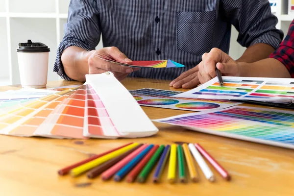 Grafik tasarımcıları için renk bantları örneklerinden renkleri seçin
