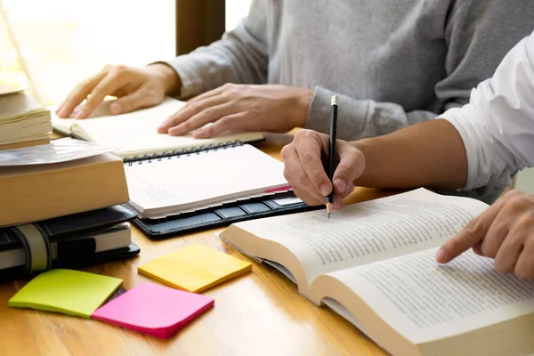 Estudantes ajuda amigo ensino e aprendizagem assunto adicional i — Fotografia de Stock