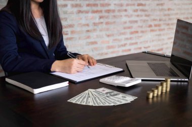 İş kadını ahşap üzerinde gelir tablosu belgesi ile çalışan