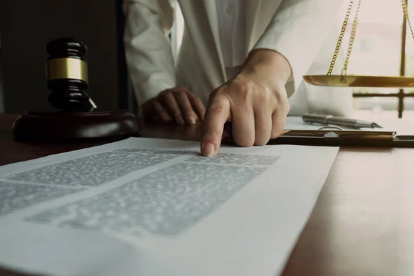 Právník pracující s smlouvy papíry na stole v kanceláři. nevýhody — Stock fotografie