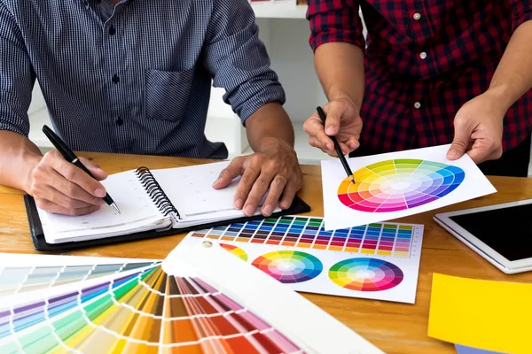 Designers gráficos escolher cores das amostras de bandas de cores para — Fotografia de Stock