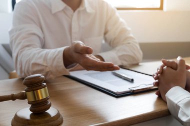 Avukat, offic masada sözleşme kağıtları ile mevcut müşteri