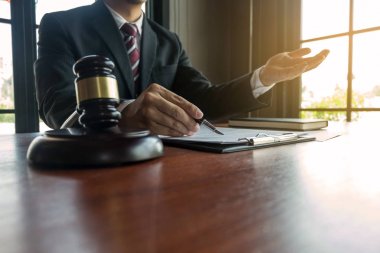 Avukat, offic masada sözleşme kağıtları ile mevcut müşteri