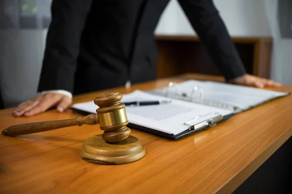 Ofiste tabloda çalışma avukat. Danışman avukat, attorn