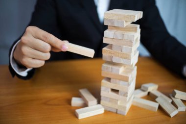 İş adamları eksik Domino doldurmak için ahşap bloklar alıyor. Gr