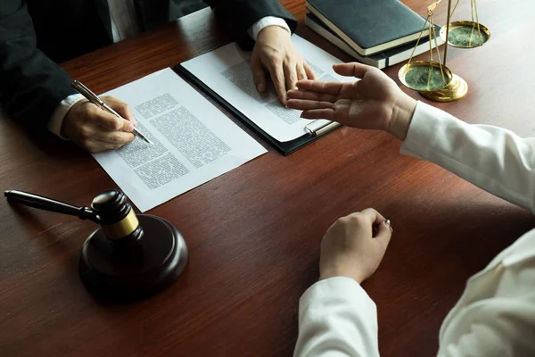 Právník pracující se smluvním zákazníkem na stole v kanceláři. Nevýhody — Stock fotografie