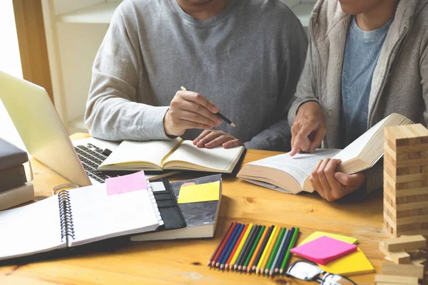 Studenter hjälper vän undervisning och lärande som omfattas av ytterligare jag — Stockfoto