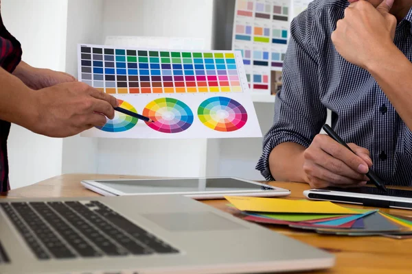 Grafiker präsentieren Farben aus der Farbpalette — Stockfoto