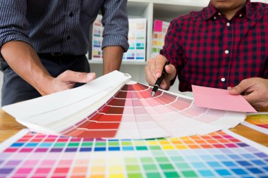 Grafik tasarımcıları Desi renk bantları pembe tonları seçin