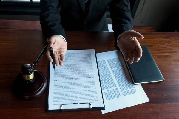 Ofiste tabloda çalışma avukat. Danışman avukat, attorn