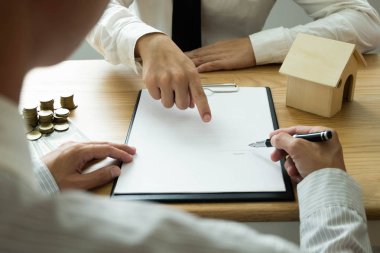 İş adamları ticaret sözleşme-bir ev kira. İşadamları insu