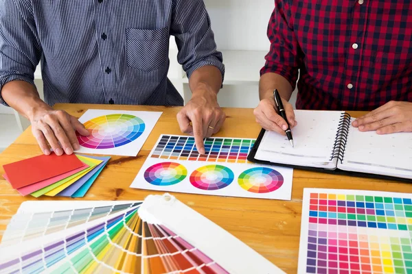 Diseñadores gráficos eligen colores de las muestras de bandas de color para —  Fotos de Stock