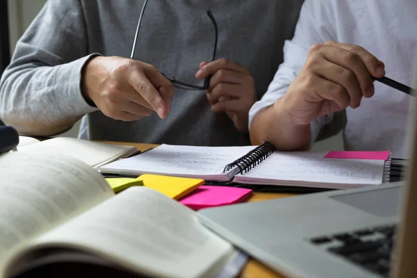 Studenter hjälper vän undervisning och lärande som omfattas av ytterligare jag — Stockfoto