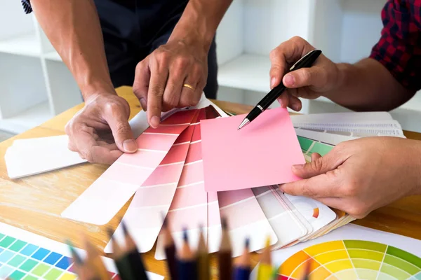 Diseñadores gráficos eligen tonos rosados de las bandas de color a desi — Foto de Stock