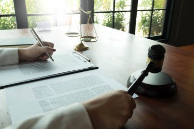 Avukat ofiste tabloda sözleşme kağıtları ile çalışma. eksilerini