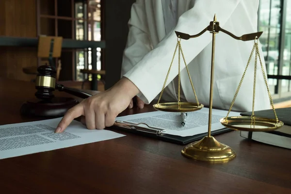 Právník pracující s smlouvy papíry na stole v kanceláři. nevýhody — Stock fotografie