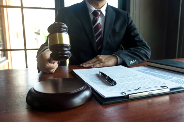Ofiste tabloda çalışma avukat. Danışman avukat, attorn