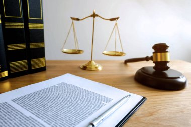 Nesne hukuk kavramı kapatın. Tokmak yargıç adalet ile avukatlar bir