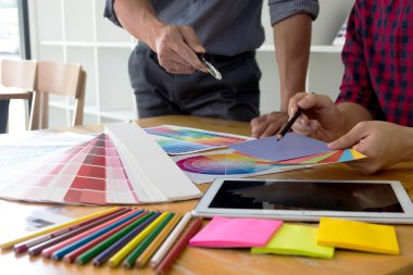 Grafik tasarımcıları, yaratıcı tasarım fikirleri ve grafik tasarımcılarının yaratıcı tasarımları için renk paletinden arkadaşlarına renkler sunar..