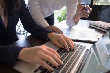 Kadın meslektaşıyla yeni bir başlangıç projesi hakkında konuşuyor. İş adamları konsept üzerinde kafa yoruyor..