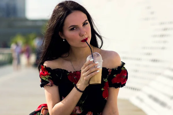 Joven Top Negro Con Flores Rojas Bebiendo Café Con Una — Foto de Stock