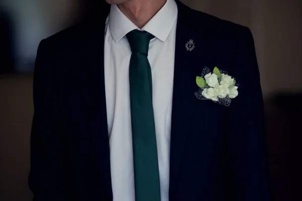 Groom Stands Jacket Buttonhole White Shirt Green Tie — Stock Photo, Image