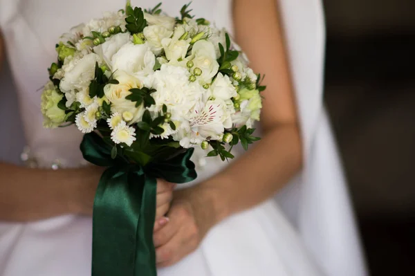 Noiva Vestido Branco Detém Belo Buquê Flores Brancas Vegetação Suas — Fotografia de Stock