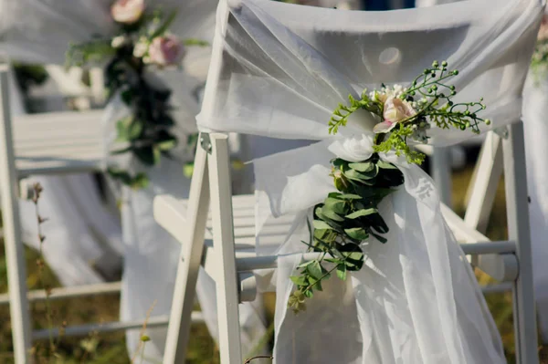Cadeiras Com Chamariz Floral Para Convidados Cerimônia Casamento Bela Decoração — Fotografia de Stock