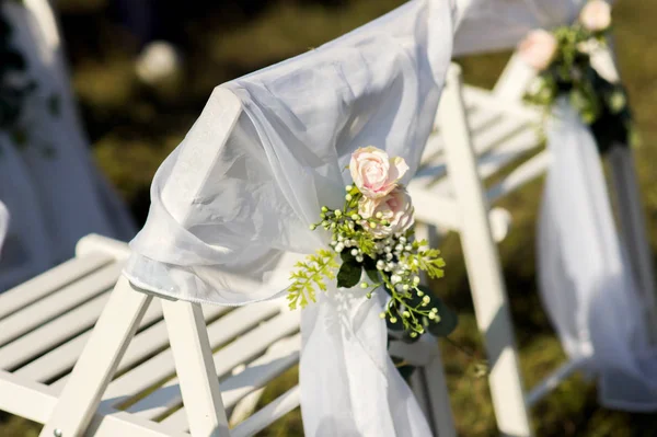 Cadeiras Com Decoração Floral Para Cerimônia Casamento Livre Decoração Casamento — Fotografia de Stock