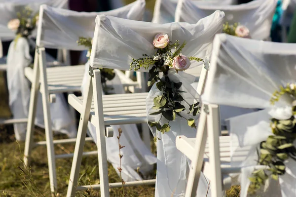 Cadeiras Decoradas Para Convidados Uma Cerimônia Casamento Livre Bela Decoração — Fotografia de Stock