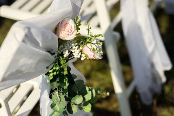 Close Cadeiras Com Decoração Floral Para Cerimônia Casamento Livre Decoração — Fotografia de Stock