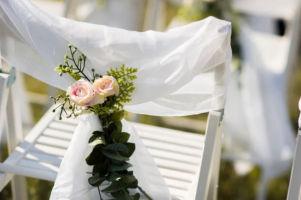 Close Decoração Flores Casamento Cadeiras Para Convidados Uma Cerimônia Casamento — Fotografia de Stock