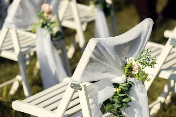 Bela Decoração Floral Casamento Cadeira Para Convidados Uma Cerimônia Casamento — Fotografia de Stock