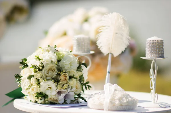 Buquê Nupcial Flores Brancas Encontra Mesa Branca Velas Sagacidade Caneta — Fotografia de Stock
