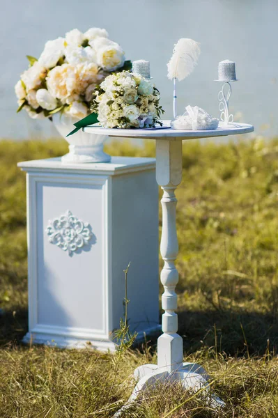 Mesa Branca Com Buquê Noiva Velas Brancas Caneta Branca Com — Fotografia de Stock