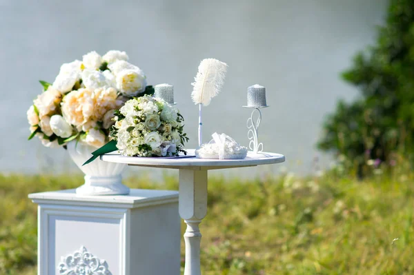 Mesa Branca Com Buquê Noiva Velas Brancas Caneta Branca Com — Fotografia de Stock