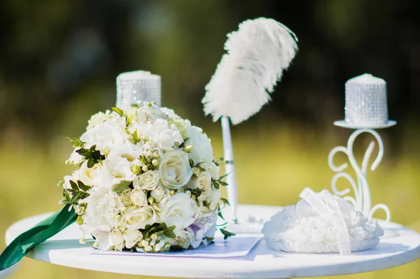 Buquê Nupcial Flores Brancas Fica Mesa Branca Com Velas Brancas — Fotografia de Stock